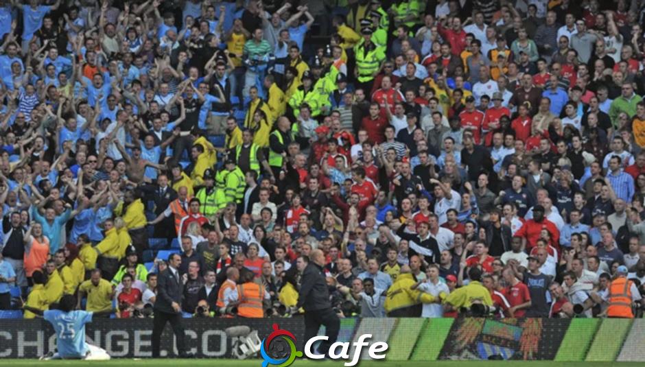 Adebayor và màn ăn mừng kích động thù địch với fan Arsenal