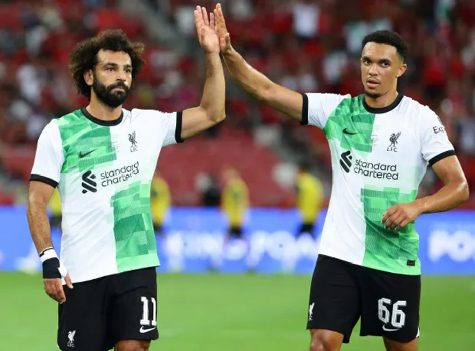 Alexander-Arnold khiến fan Liverpool giận dữ vì... Salah