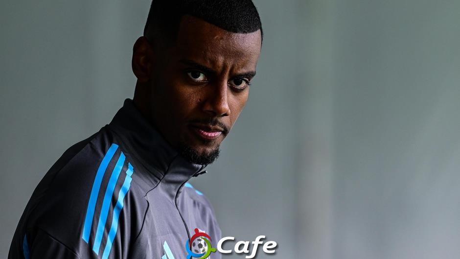 Alexander Isak cầu khẩn cho một thương vụ thành công