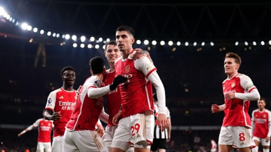 Arsenal cách mốc lịch sử một chiến thắng