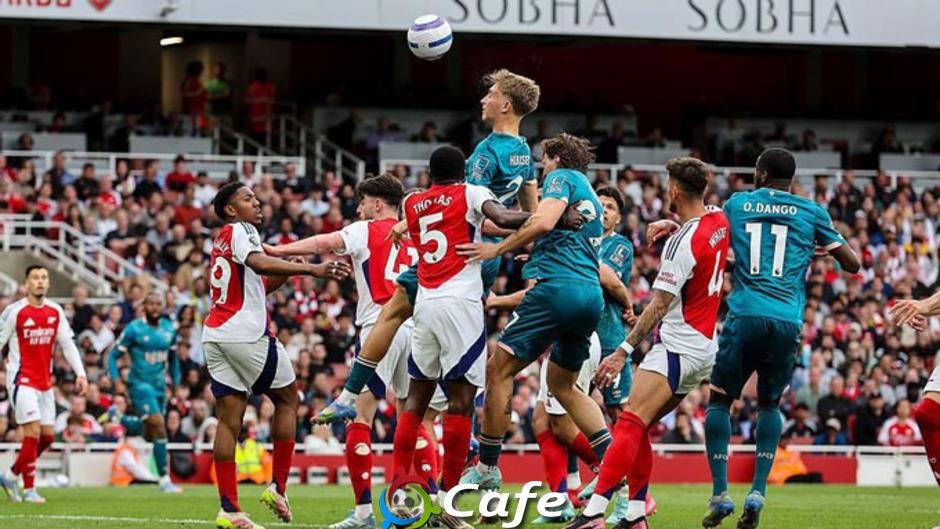 Arsenal lại hóa 'chuột nhỏ' đúng vào giai đoạn sinh tử