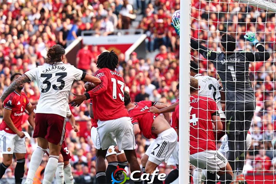 Arsenal may mắn với bàn thắng vào lưới MU
