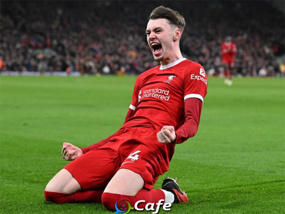 Bài toán 10 năm Alexander-Arnold không dễ giải với Liverpool