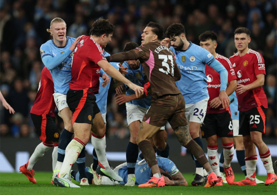 Cầu thủ MU và Man City ẩu đả, Hojlund làm thơ chế nhạo Walker