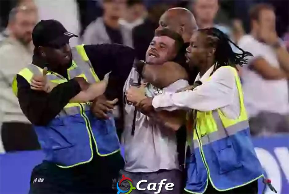 CĐV West Ham làm loạn khi đội nhà thua thảm Chelsea