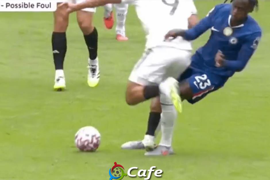 Chelsea đang là 'con cưng' của VAR