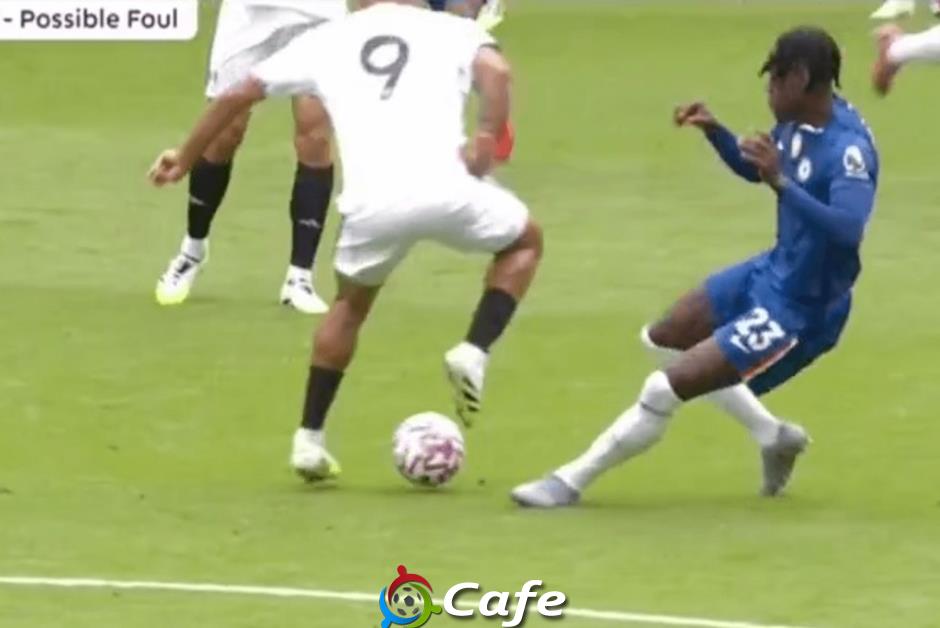 Chelsea đang là 'con cưng' của VAR