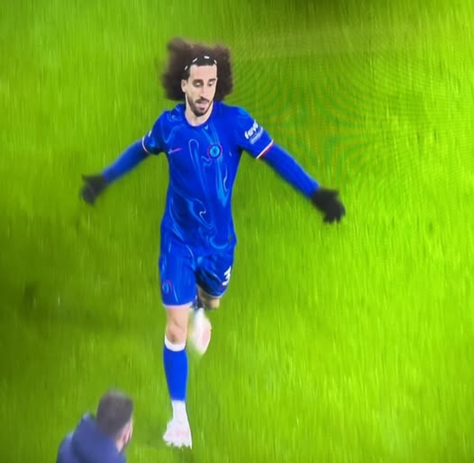 Cucurella trượt chân 2 lần, Tottenham ghi 2 bàn và phải thay giày