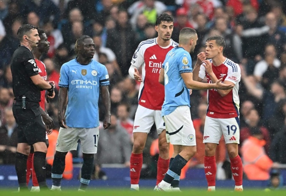 Đằng sau mối thù Man City - Arsenal