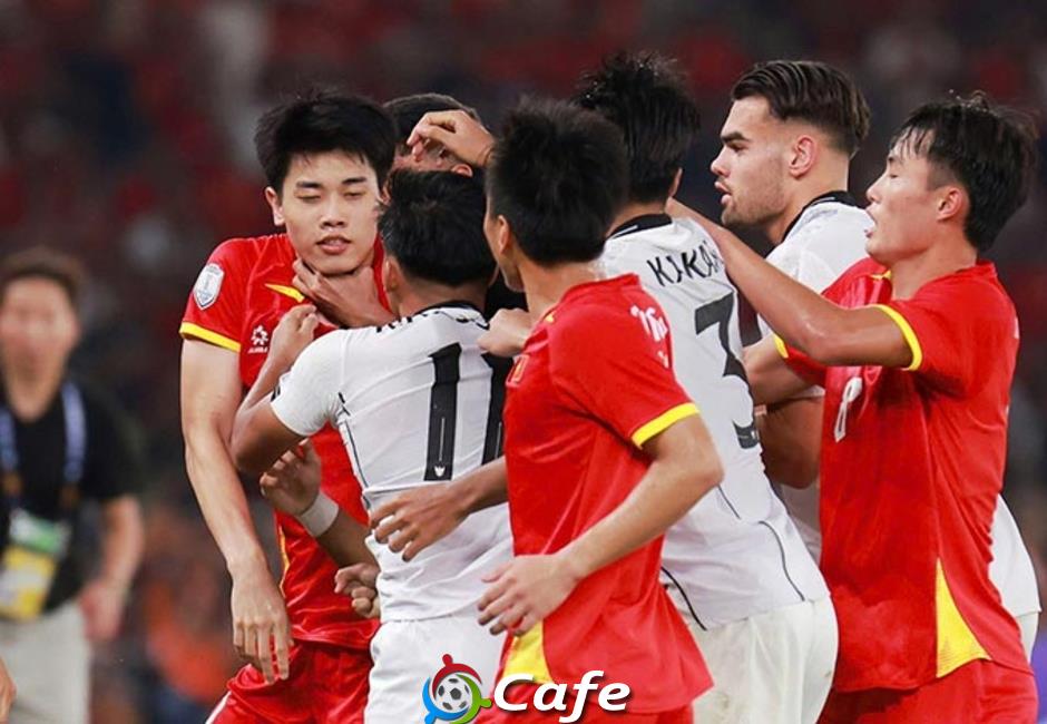Đình Bắc bị số đông cầu thủ U23 Indonesia lao vào bóp cổ gây thương tích