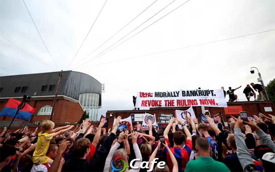 Fan Crystal Palace biểu tình phản đối việc bị loại khỏi Europa League