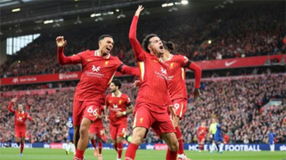 Fan Liverpool chỉ thẳng ra cầu thủ 