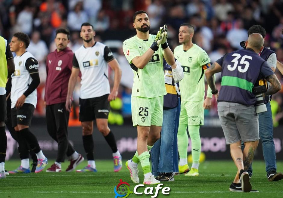 Giorgi Mamardashvili vừa hạ cánh đã thách đấu Alisson