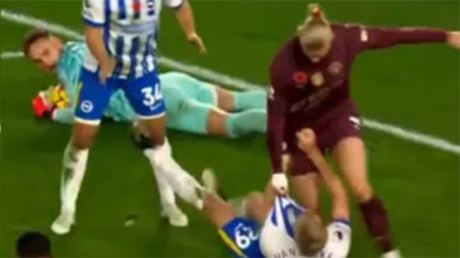 Haaland đánh nhau với cầu thủ Brighton, đồng đội Man City vội vào can