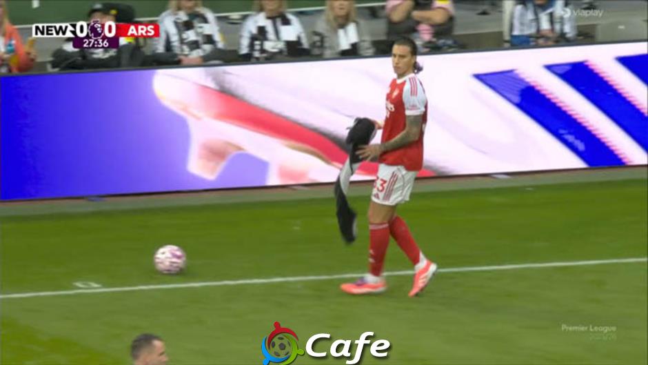 Hậu vệ của Arsenal tạo ra tình huống hy hữu ở trận thắng Newcastle