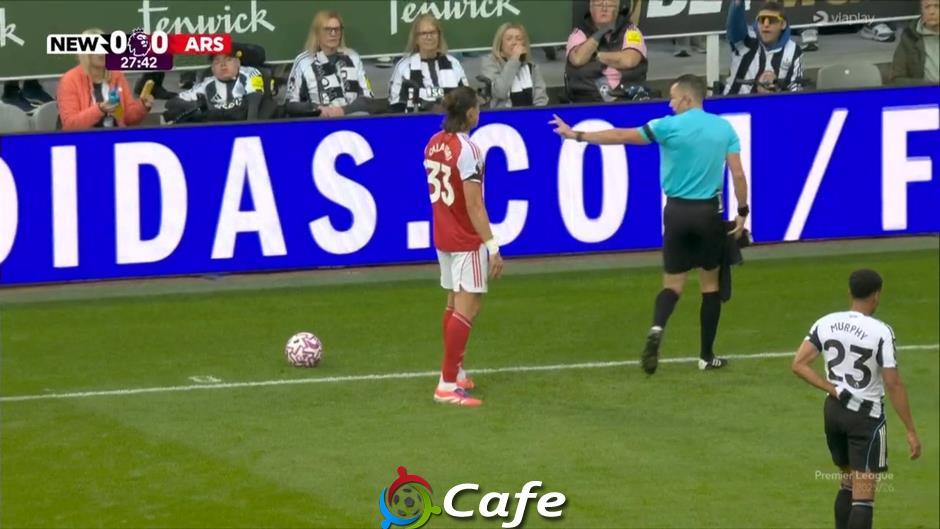 Hậu vệ của Arsenal tạo ra tình huống hy hữu ở trận thắng Newcastle