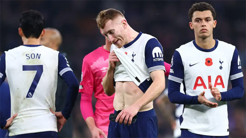 HLV Postecoglou đánh nhau với fan Tottenham, điều gì đang xảy ra với Spurs?