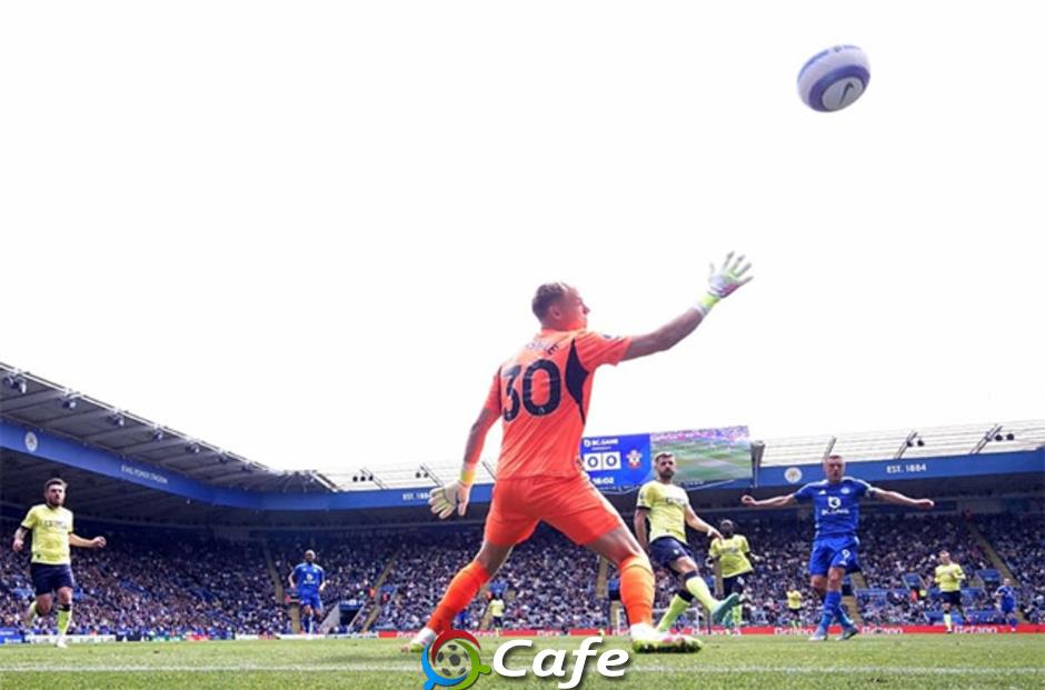 Jamie Vardy 'cướp còi' trọng tài, sẵn sàng cán mốc lịch sử