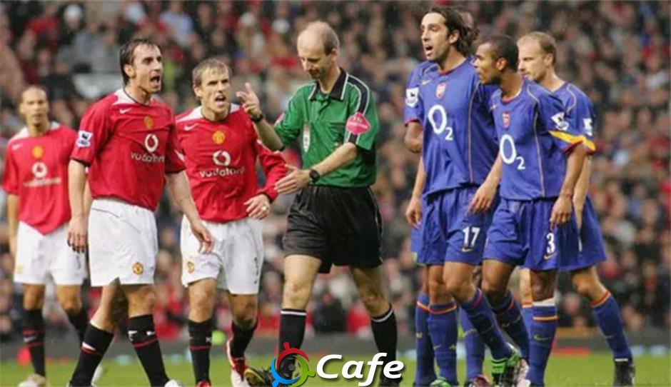 Kẻ nào cả gan ném pizza vào mặt Sir Alex Ferguson?