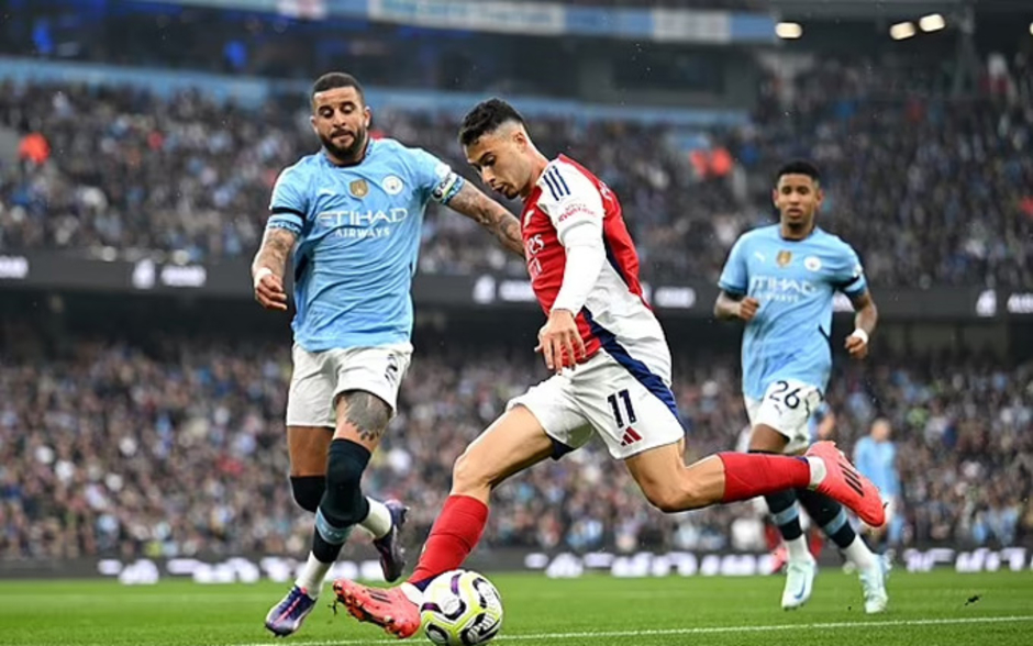 Kyle Walker hé lộ cuộc trao đổi với trọng tài Oliver