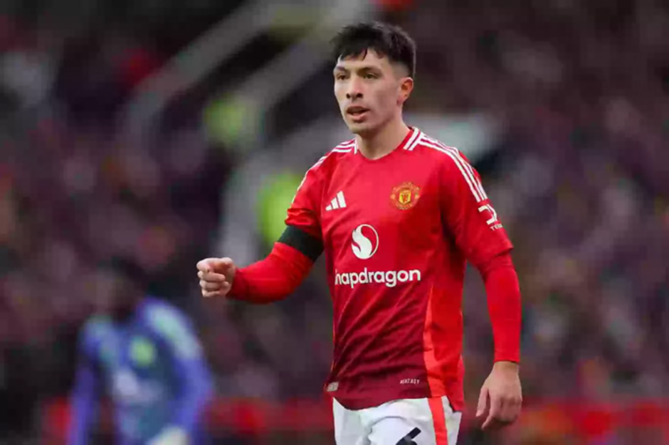 Lisandro Martinez 'dọa nạt' Paul Scholes