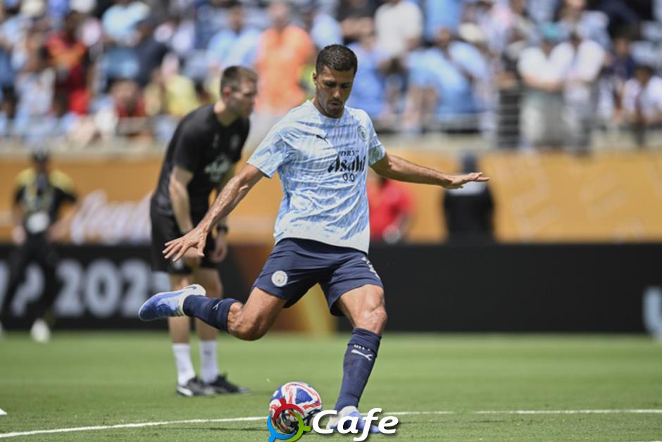 Man City: Rodri đang làm khó sư phụ Pep Guardiola