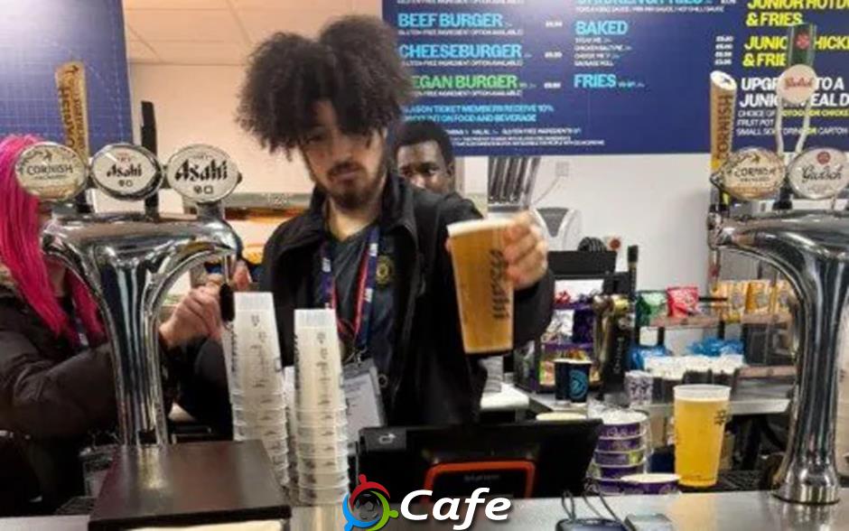 Man City sa thải nhân viên vì mặc áo MU