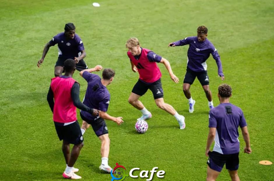 MU công bố đội hình trận gặp Leeds: Amorim gạch tên 9 cầu thủ đội một