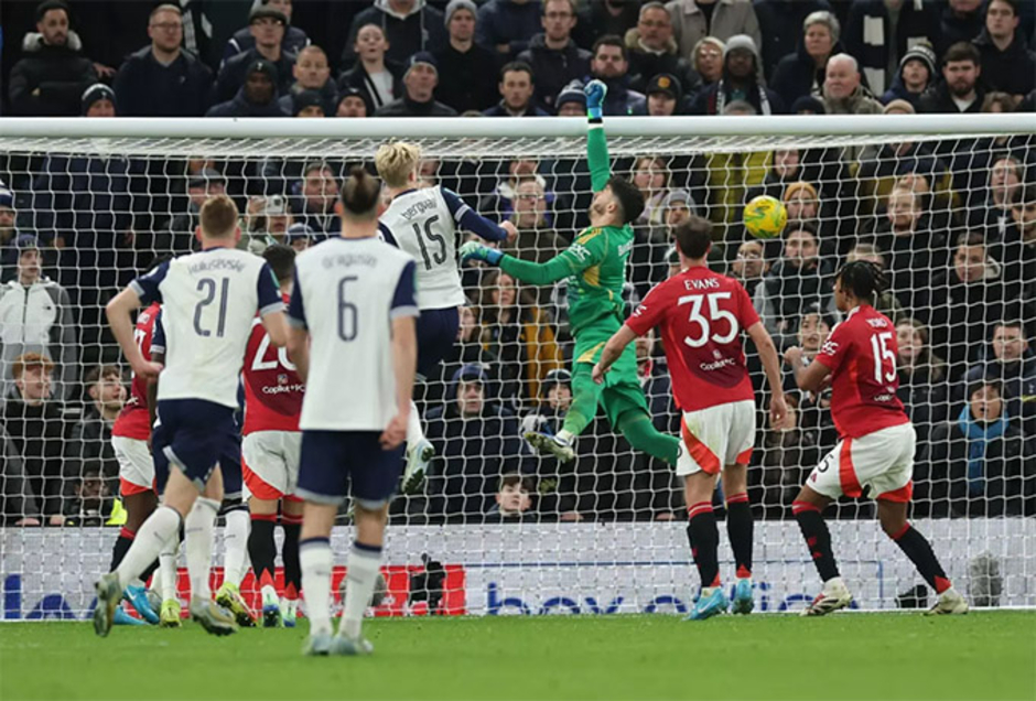 MU hứng chịu hai bàn thua từ ‘Olimpico goal’