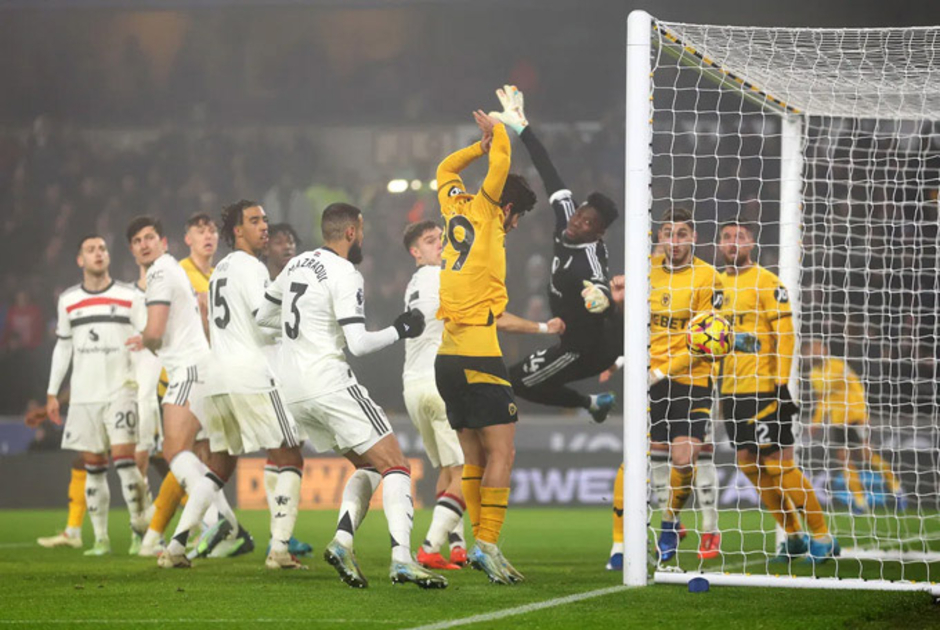 MU hứng chịu hai bàn thua từ ‘Olimpico goal’