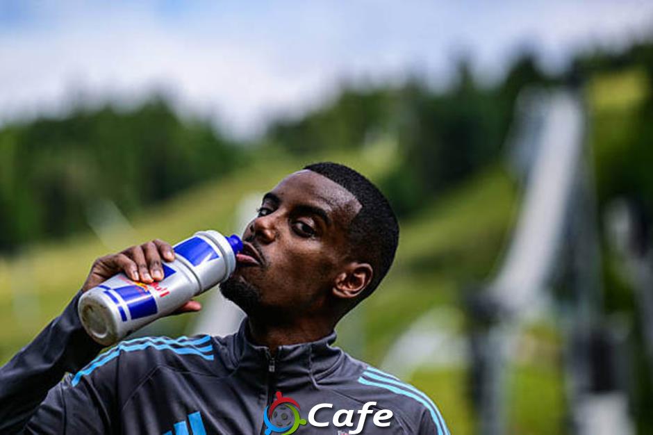Newcastle cấm Alexander Isak tập luyện cùng đội một