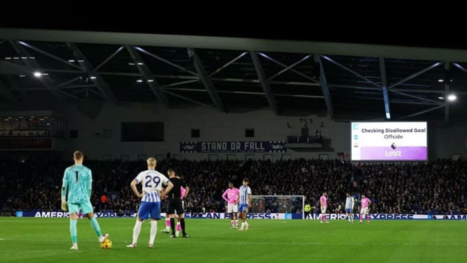 Nhờ VAR trợ giúp, Brighton tạm chiếm ngôi nhì Premier League