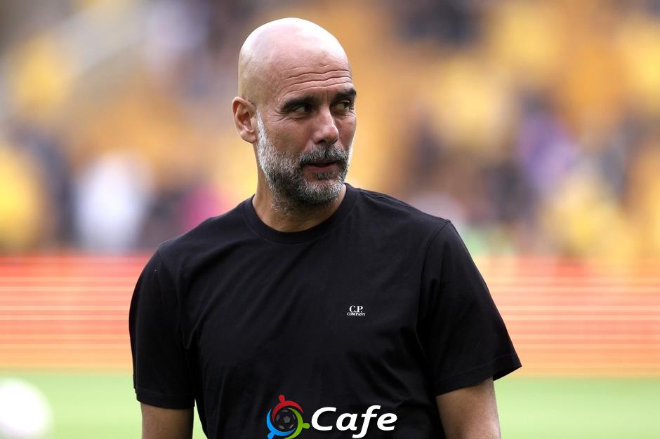 Pep Guardiola 'cưỡng hôn' trọng tài ở trận Man City hòa Arsenal?