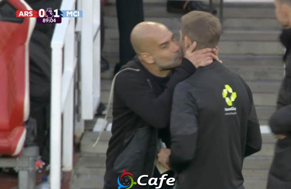 Pep Guardiola 'cưỡng hôn' trọng tài ở trận Man City hòa Arsenal?