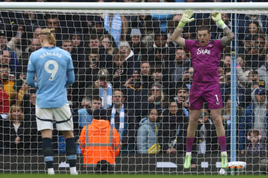 Pickford lè lưỡi trêu ngươi Haaland