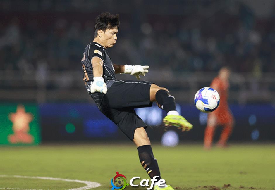 Quá ngạc nhiên, người hùng Bùi Tiến Dũng vừa ghi bàn vừa cản phá penalty