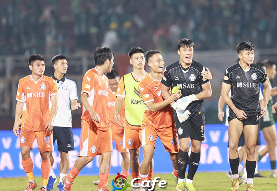 Quá ngạc nhiên, người hùng Bùi Tiến Dũng vừa ghi bàn vừa cản phá penalty