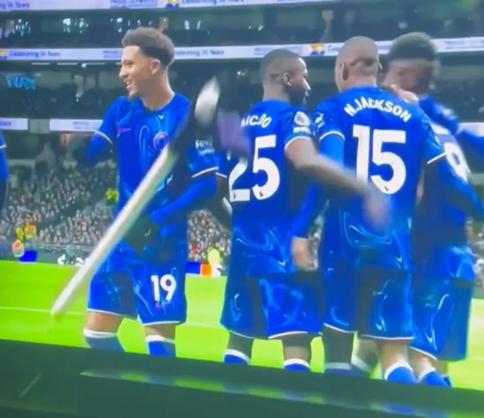 Sancho có hành động khiến fan Chelsea sướng phát điên