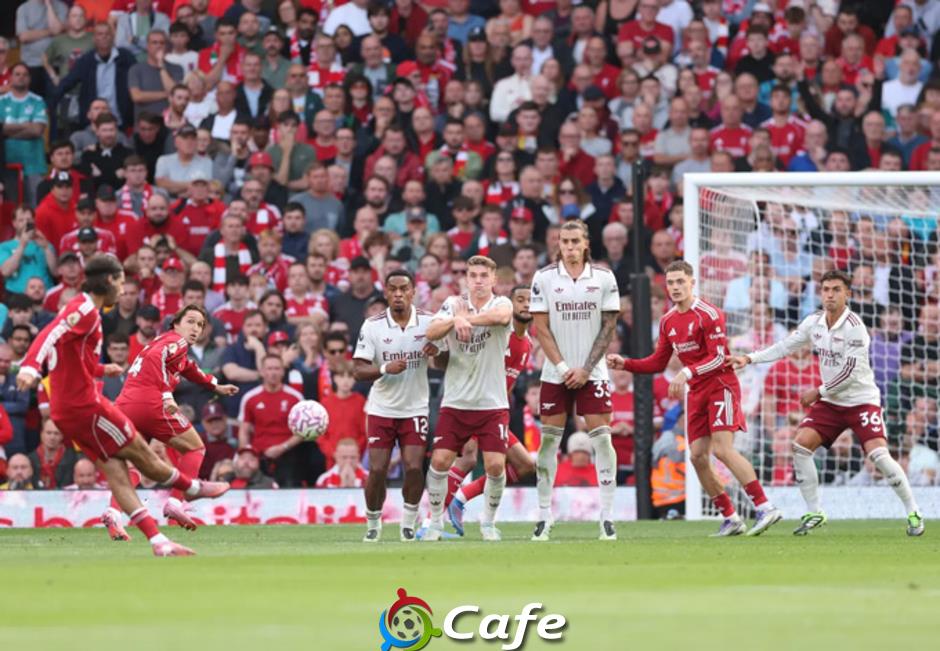 Szoboszlai 'đá xoáy' Alexander-Arnold sau siêu phẩm đá phạt hạ Arsenal
