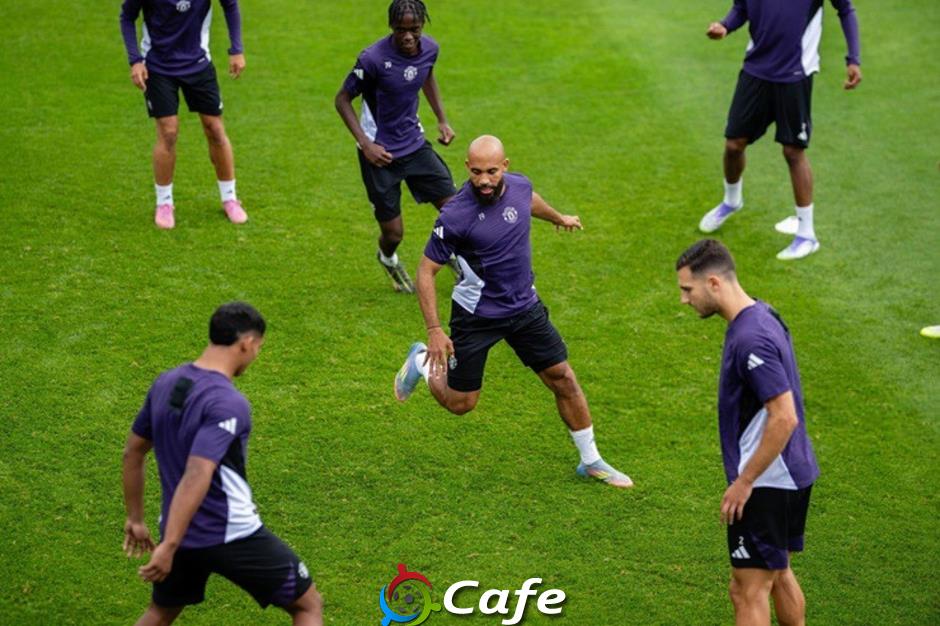 Tân binh Bryan Mbeumo bị dàn sao MU 'đánh hội đồng' ở buổi tập đầu tiên