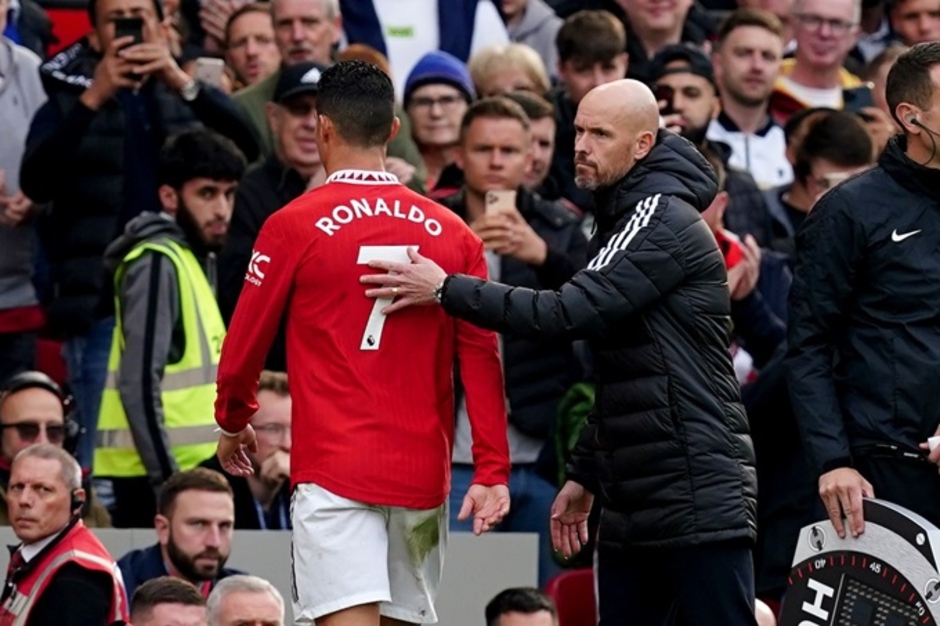 Ten Hag đáp trả sâu cay tới Ronaldo