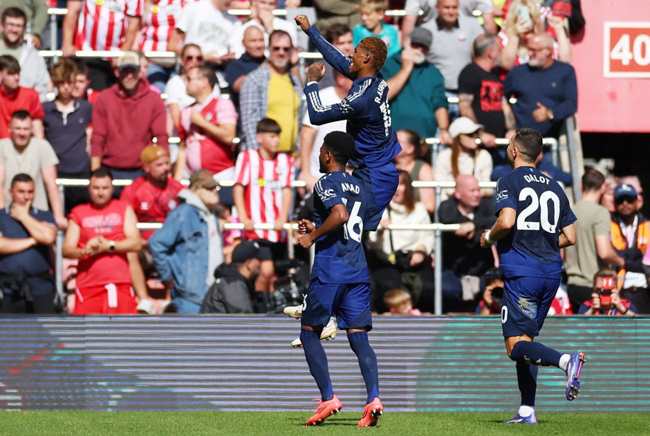 Ten Hag ví Rashford với...chai tương cà