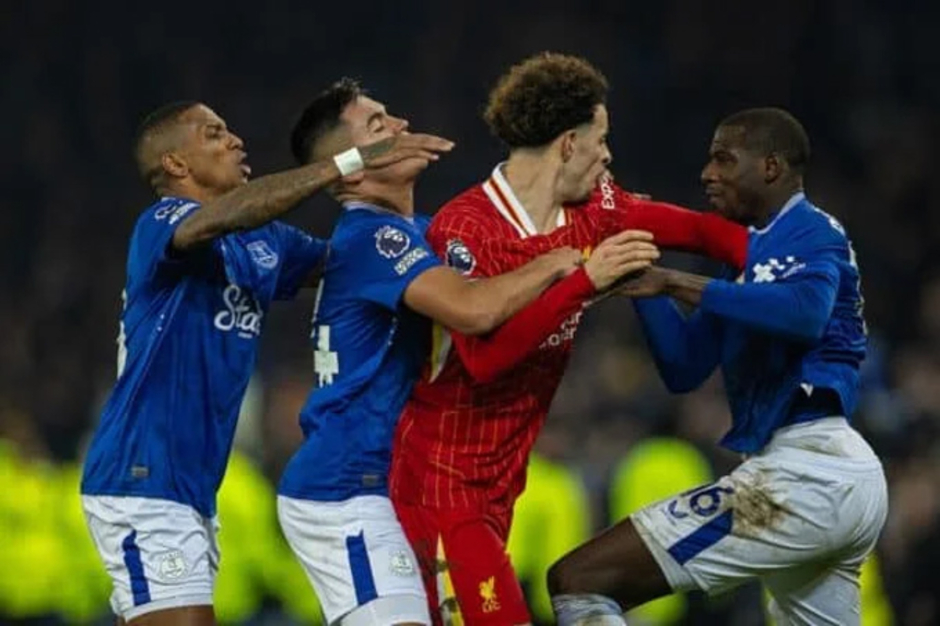 Trận derby Merseyside giữa Everton và Liverpool chứng kiến 4 thẻ đỏ