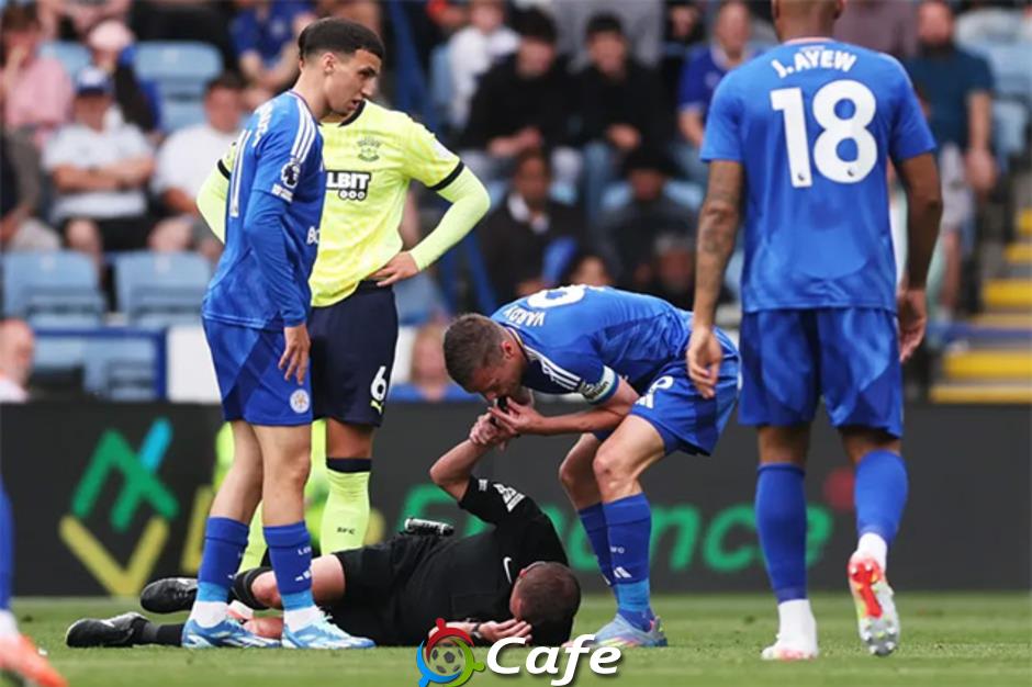 Trận Leicester City vs Southampton bị gián đoạn vì sự cố hy hữu