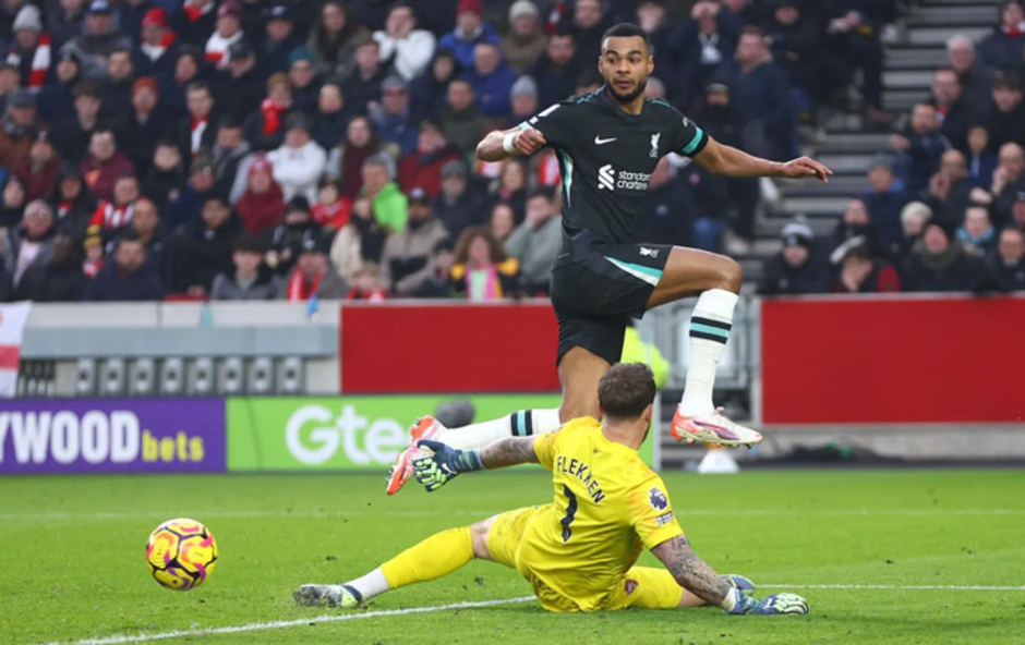 Trực tiếp Brentford 0-0 Liverpool: Salah bỏ lỡ đáng tiếc