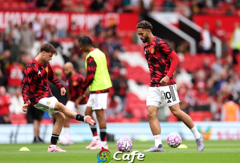 Trực tiếp MU 1-0 Burnley: Zirkzee thế chỗ Cunha chấn thương