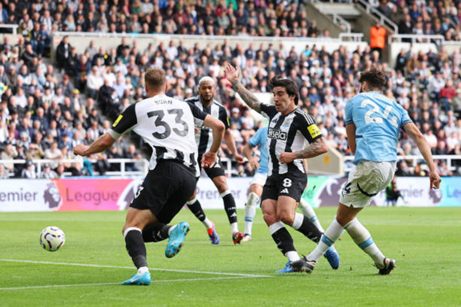 Trực tiếp Newcastle 0-1 Man City: Đội khách cố áp đặt thế trận