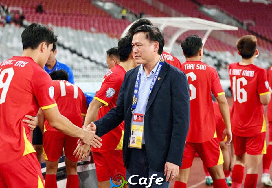Trưởng đoàn Trần Anh Tú tiết lộ cầu thủ U23 Việt Nam bị bóp cổ vẫn đứng vững