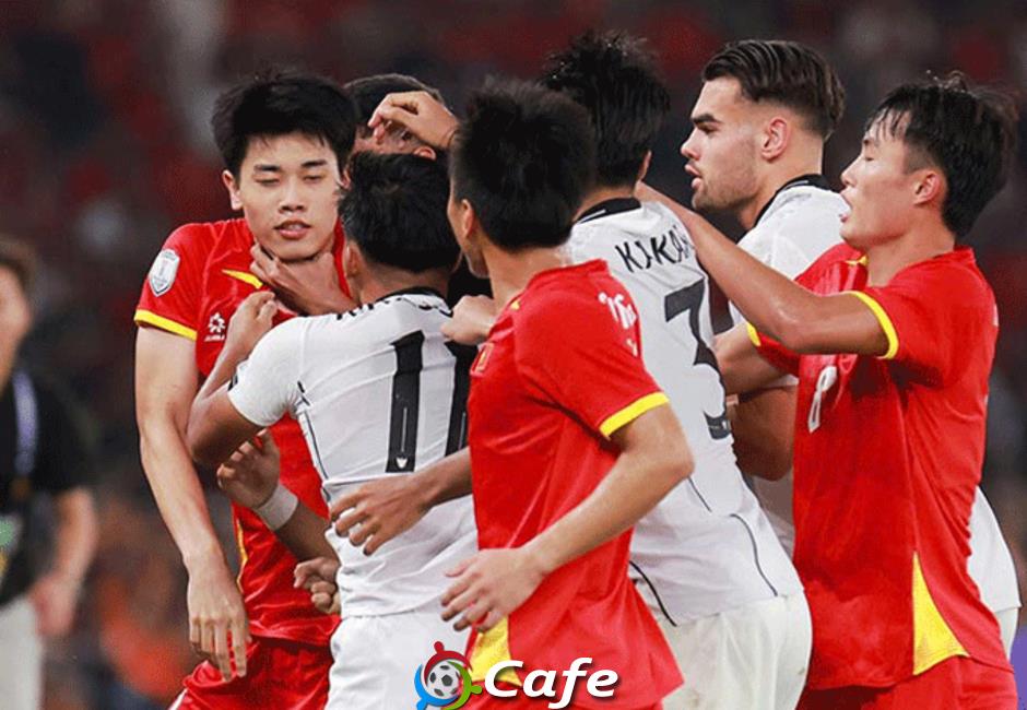 Trưởng đoàn Trần Anh Tú tiết lộ cầu thủ U23 Việt Nam bị bóp cổ vẫn đứng vững