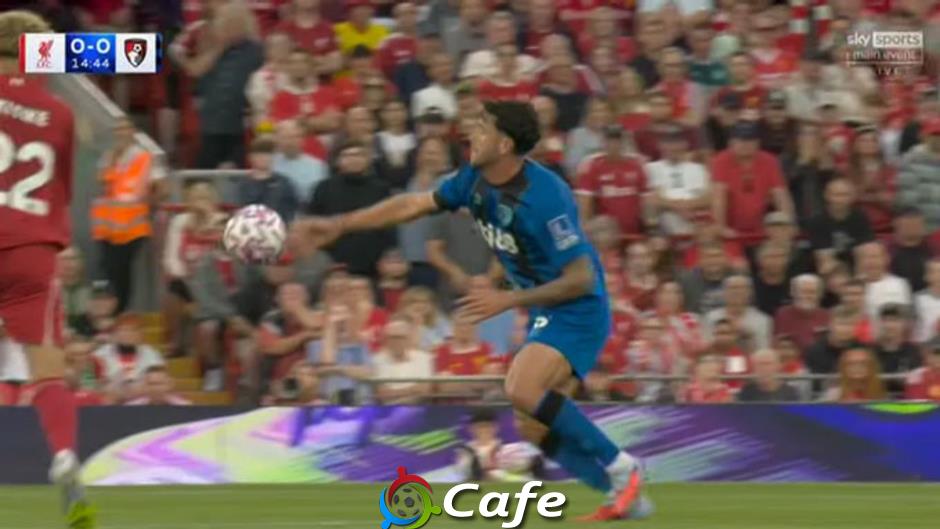 VAR và trọng tài mắc lỗi nghiêm trọng ở chiến thắng của Liverpool